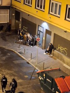 Abends gegenüber vom Hotel