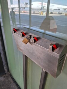 eingesperrte Feuerzeuge in der Raucherecke